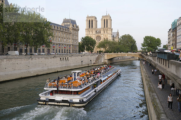 Sightseeingboot auf der Seine  hinten die Kathedrale Notre Dame  Paris  Frankreich  Europa