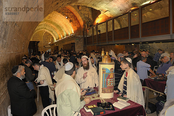 Torarolle steht auf dem Tisch für das Bar Mitzwa Fest  Eintritt in das jüdische Erwachsenenleben für Jungen  Klagemauer  Altstadt  Jerusalem  Israel  Naher Osten