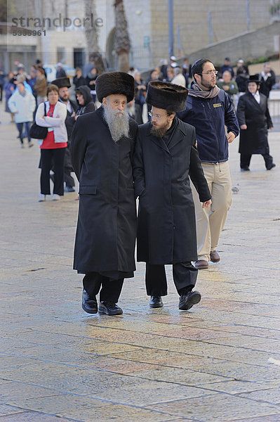Orthodoxe Juden mit Schtreimel  Pelzmütze  Sabbat an der Klagemauer  Altstadt Jerusalem  Israel  Naher Osten  Vorderasien