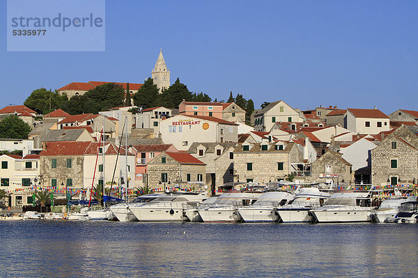 Yachthafen und Ort Primosten  Dalmatien  Kroatien  Europa  ÖffentlicherGrund