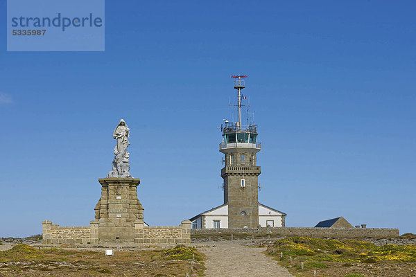 Leuchtturm  Funkstation  Denkmal für Schiffbrüchige  Plogoff  Bretagne  Frankreich  Europa
