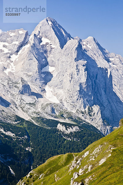Aussicht bei der Via Ferrata d' Trincee  Klettersteig  oberhalb des Fedaiapasses gegenüber der Marmolata  Dolomiten  hinten der Gran Vernel  Trentino  Italien  Europa