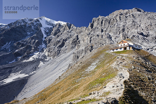 Blick auf die Tabarettahütte und hinten der Ortler mit seiner Nordwand  beim Aufstieg zum Tabaretta-Klettersteig  Ortlergebiet  Südtirol  Italien  Europa