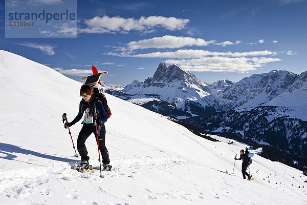 Schneeschuhgeher beim Aufstieg zum Gabler  Plose  Dolomiten  hinten der Peitlerkofel  Südtirol  Italien  Europa