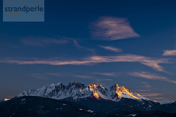 Latemar  Diamantiditurm und Eggentaler Horn im Abendlicht  Dolomiten  Südtirol  Italien  Europa