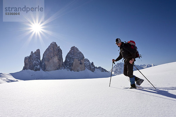 Schneeschuhgeher bei der Drei Zinnen Hütte  Hochpustertal  Sexten  Dolomiten  hinten die Drei Zinnen und Monte Cristallo  Südtirol  Italien  Europa