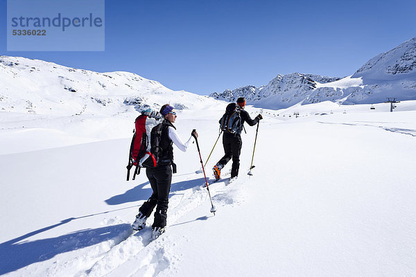 Skitourengeher beim Aufstieg zur hinteren Schöntaufspitze  Winter  hinten das Skigebiet Sulden  Südtirol  Italien  Europa