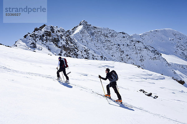 Skitourengeher beim Aufstieg zum Madritschjoch  Sulden im Winter  hinten die Madritschspitze  Südtirol  Italien  Europa
