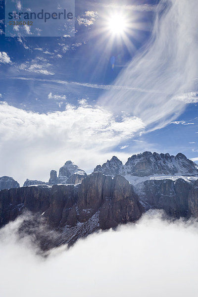 Aussicht beim Aufstieg zur Gran Cir oberhalb vom Grödnerjoch  hinten der Sellastock mit dem Pisciadugipfel  Dolomiten  Südtirol  Italien  Europa
