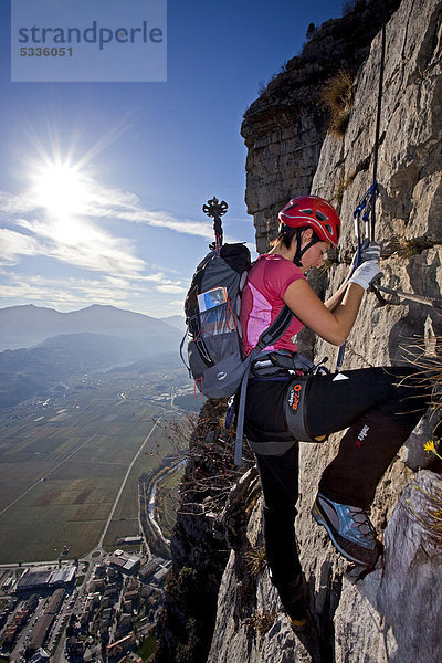 Kletterin beim Aufstieg vom Rino Pisetta Klettersteig im Sarchetal oberhalb des Toblinosees  Gardaseegebiet  Trentino  Italien  Europa