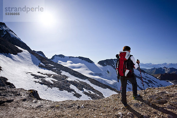 Bergsteiger beim Aufstieg zum Hochfeiler  Pfitschertal  hinten die Weißzint  Südtirol  Italien  Europa