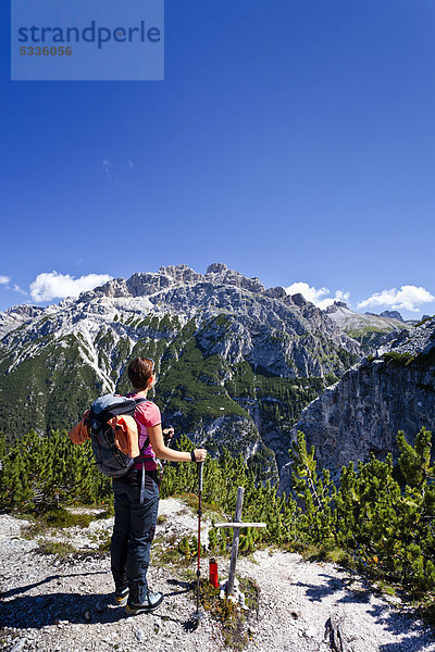 Bergsteiger beim Aufstieg zum Monte Piano Klettersteig im Hochpustertal  Dolomiten  hinten das Höhlensteintal  Südtirol  Italien  Europa