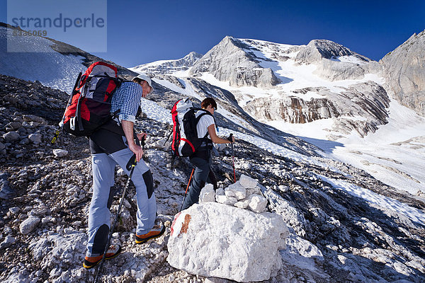 Bergsteiger beim Aufstieg zur Marmolata  Klettersteig Westgrat  hinten die Marmolata  Dolomiten  Trentino  Italien  Europa