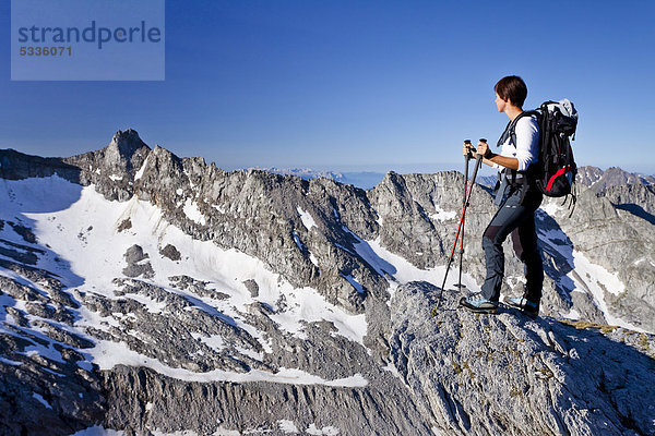 Bergsteigerin beim Aufstieg zum Hochfeiler  Pfitschertal  hinten die Dolomiten  Südtirol  Italien  Europa