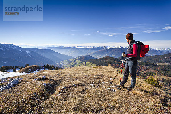 Bergsteiger beim Herrensteig  Kofelwiesen  hinten das Villnösstal  Südtirol  Italien  Europa
