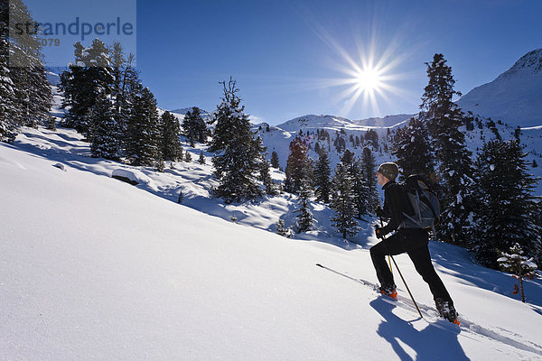 Skitourengeher beim Aufstieg zum Durnholzer Jöchl  Sarntal  hinten das Durnholzer Jöchl  Südtirol  Italien  Europa