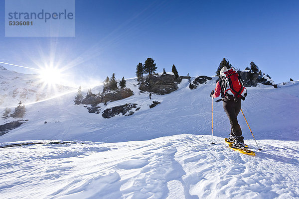 Schneeschuhgeher beim Aufstieg zur Martellerhütte  Martelltal  oberhalb der Zufallhütte  Südtirol  Italien  Europa
