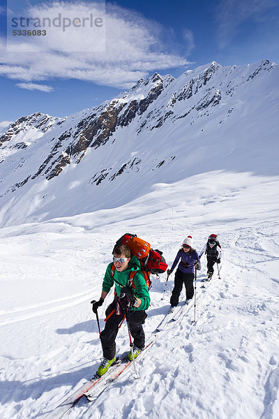 Skitourengeher beim Aufstieg zum Staudenberg Jöchl in Ridnaun oberhalb Schneeberg  Sterzing  Südtirol  Italien  Europa