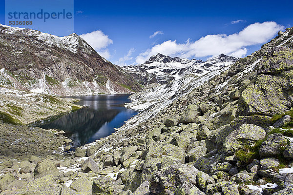 Der Langsee  Ausblick bei der Spronser Seenrundwanderung in der Texelgruppe oberhalb von Meran  hinten das Spronserjoch und die Schieferspitz  Südtirol  Italien  Europa