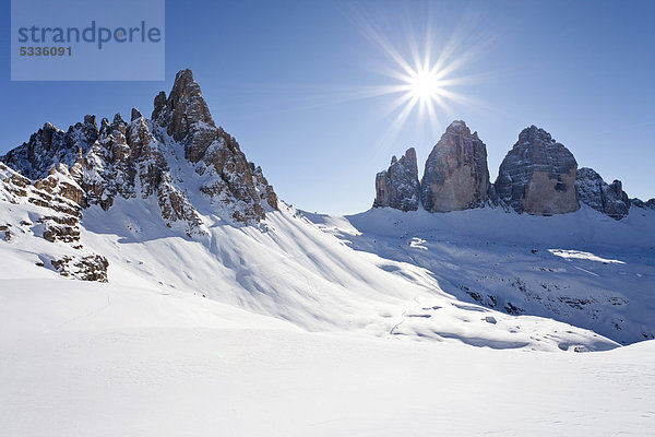 Blick von der Drei Zinnen Hütte  auf die Drei Zinnen  hinten der Paternkofel  Hochpustertal  Sexten  Dolomiten  Südtirol  Italien  Europa