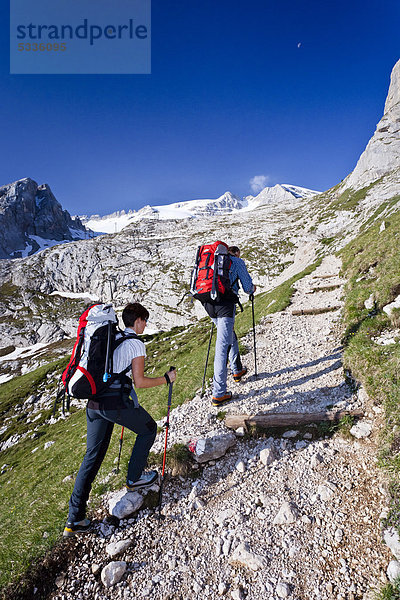 Bergsteiger beim Aufstieg zur Marmolata  Klettersteig Westgrat  hinten die Marmolata  Dolomiten  Trentino  Italien  Europa