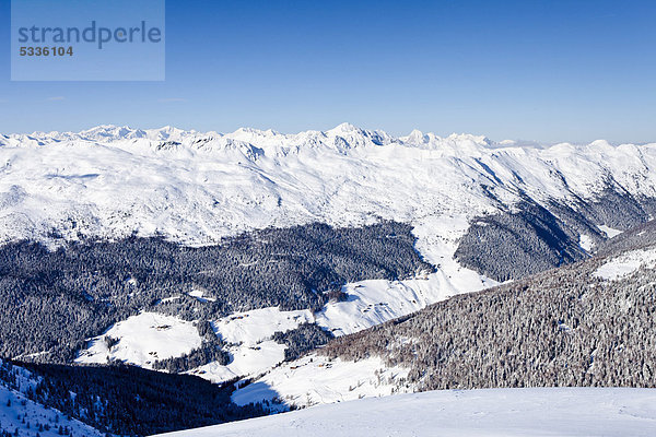 Ausblick vom Morgenrast-Gipfel oberhalb von Unterreinswald  hinten das Sarntal und dessen Gebirge  Südtirol  Italien  Europa