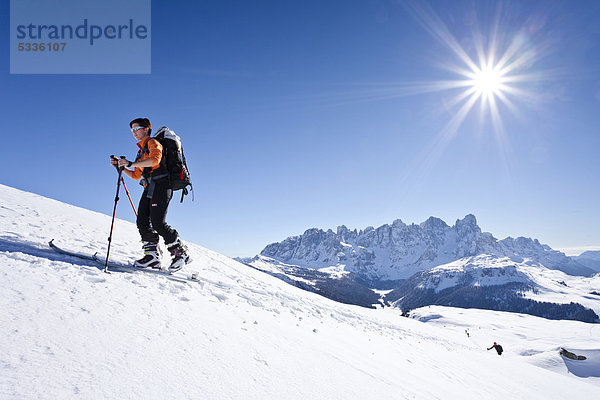 Skitourengeher beim Aufstieg zur Cima Bocche oberhalb vom Passo Valles  hinten die Pallagruppe  daneben der Passo Rolle  Dolomiten  Trentino  Italien  Europa