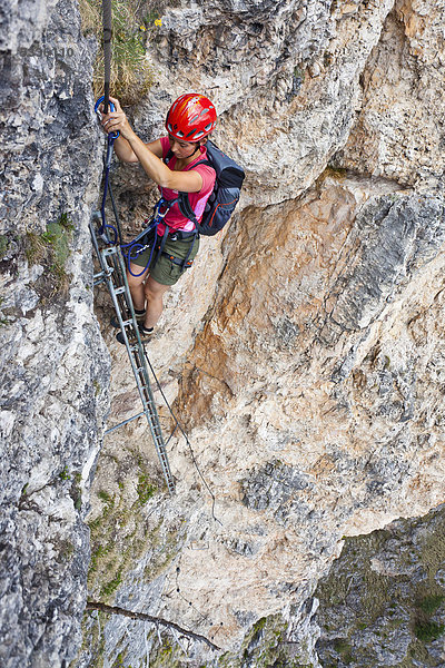 Kletterer im Stevia-Klettersteig im Langental in Gröden  Dolomiten  Südtirol  Italien  Europa