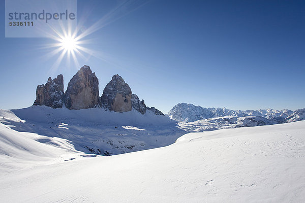 Blick von der Drei Zinnen Hütte  Hochpustertal  Sexten  auf die Drei Zinnen  hinten der Monte Cristallo  Dolomiten  Südtirol  Italien  Europa