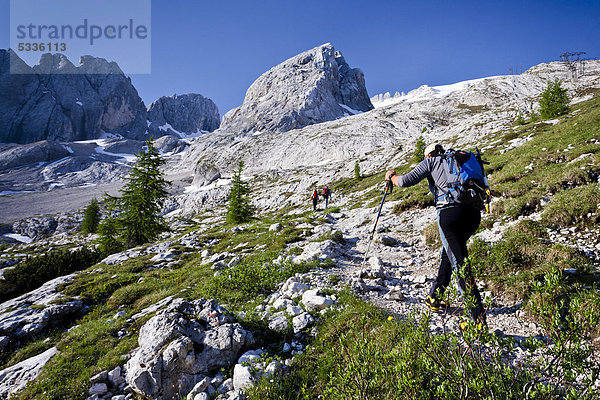 Bergsteiger beim Aufstieg zur Marmolata  Klettersteig Westgrat  hinten die Marmolata  Trentino  Dolomiten  Italien  Europa