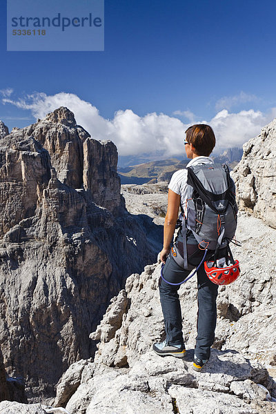 Bergsteiger beim Klettersteig auf den Boeseekofel  Dolomiten  hinten der Pisciadu  Südtirol  Italien  Europa