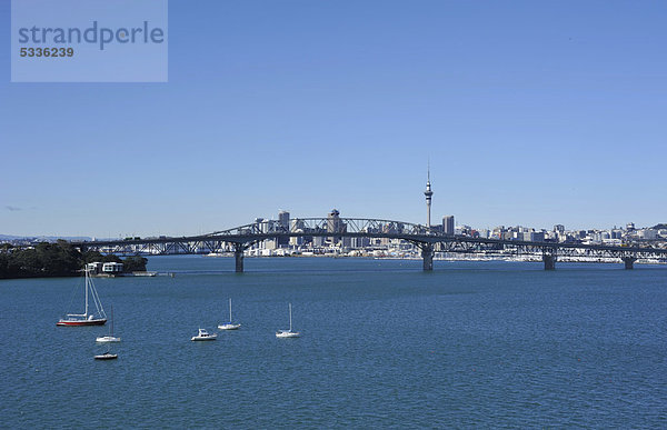Blick von Birkenhead auf Harbour Bridge und Skyline mit Skytower  Auckland  Neuseeland