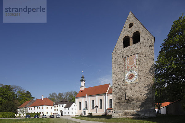 Torhaus und Pfarrkirche  Benediktinerkloster Wessobrunn  Pfaffenwinkel  Oberbayern  Bayern  Deutschland  Europa