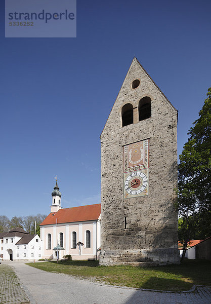 Torhaus und Pfarrkirche  Benediktinerkloster Wessobrunn  Pfaffenwinkel  Oberbayern  Bayern  Deutschland  Europa