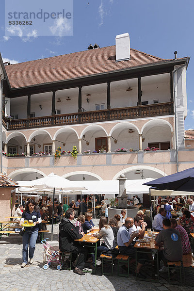 Musikfest im Hof von Schloss Rossatz  Wachau  Niederösterreich  Österreich  Europa