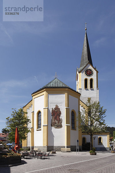 Pfarrkirche St. Peter und Paul  Oberstaufen  Oberallgäu  Allgäu  Schwaben  Bayern  Deutschland  Europa  ÖffentlicherGrund
