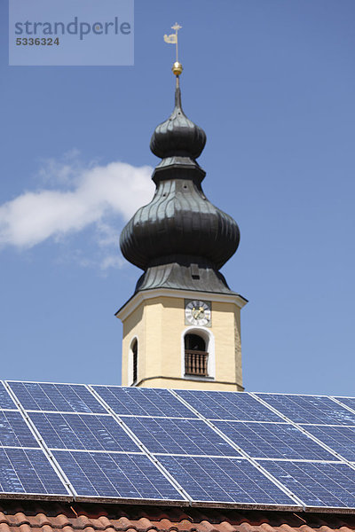 Dach Europa Wohnhaus Kirche frontal Sonnenenergie Krippenfigur Bayern Deutschland Oberbayern