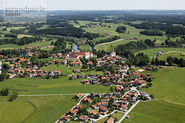 Beuerberg mit Kloster und Loisach  Gemeinde Eurasburg  Luftbild  Oberbayern  Bayern  Deutschland  Europa