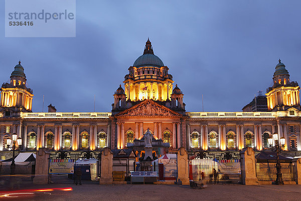 Rathaus oder City Hall mit Statue von Queen Victoria  Belfast  Nordirland  Irland  Großbritannien  Europa  ÖffentlicherGrund
