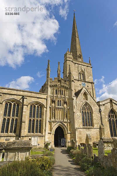 St. John the Baptist  anglikanische Pfarrkirche  Johannes dem Täufer geweiht  Burford  Cotswolds  West Oxfordshire  England  Großbritannien  Europa