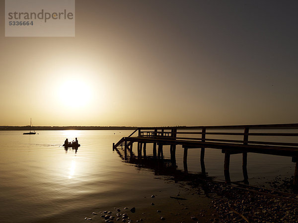 Sonnenuntergang am Ammersee  Steg  Schlauchboot  bei Breitbrunn  Bayern  Deutschland  Europa