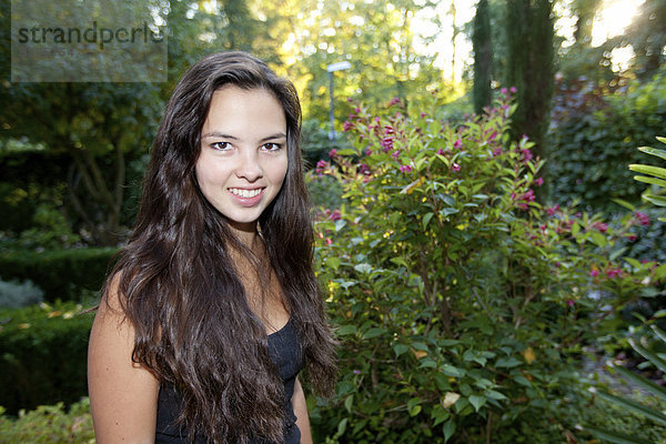 Junge Frau  ca. 18 Jahre  Porträt in natürlicher Umgebung