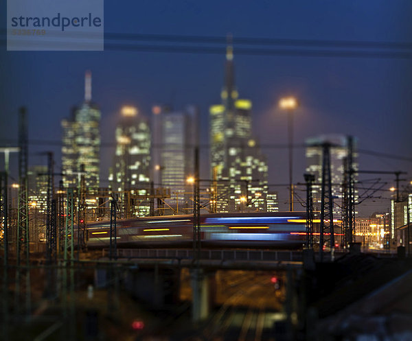 Eisenbahn fährt vor der Skyline von Frankfurt bei Nacht  Frankfurt am Main  Hessen  Deutschland  Europa