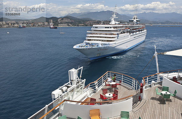 Ein Kreuzfahrtschiff läuft in den Hafen von Korsika ein  Korsika  Frankreich  Europa - ACHTUNG: Eingeschränkte Eigentumsfreigabe! Bitte vor JEDER Veröffentlichung Pressestelle kontaktieren: AIDA Cruises  Am Strande 3d  18055 Rostock  +49 (0) 381 / 444-8021  public-relations@aida.de