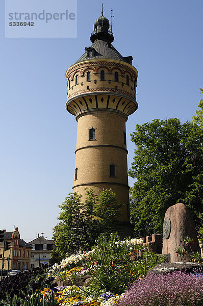 Der wilhelminische Wasserturm  1906  Höhe 50 m  rechts Denkmal von General de Gaulle  Place du GÈnÈral de Gaulle  SÈlestat  Elsass  Frankreich  Europa