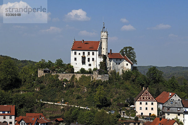 Blick auf Burg Gößweinstein  1076  um 1890 im neugotischen Stil umgestaltet  unten Häuser von Gößweinstein  Oberfranken  Bayern  Deutschland  Europa