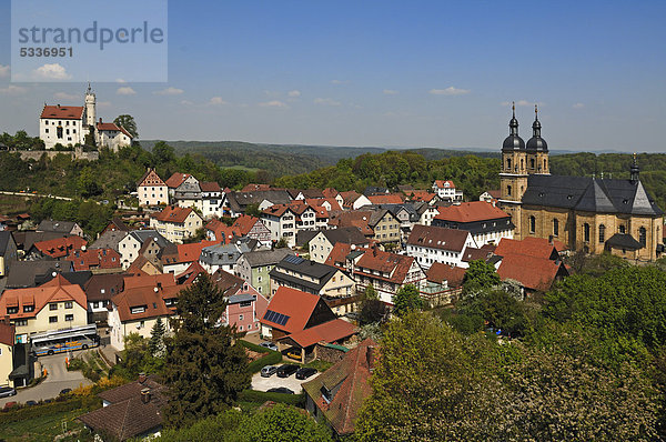 Blick auf Gößweinstein mit Burg und rechts die Basilika  Gößweinstein  Oberfranken  Bayern  Deutschland  Europa