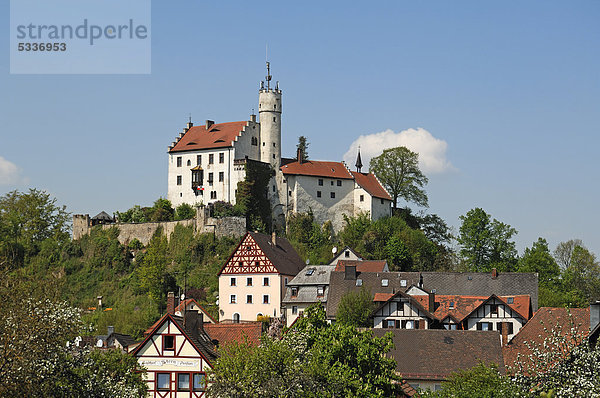 Blick auf Burg Gößweinstein  1076  um 1890 im neugotischen Stil umgestaltet  unten Häuser von Gößweinstein  Oberfranken  Bayern  Deutschland  Europa