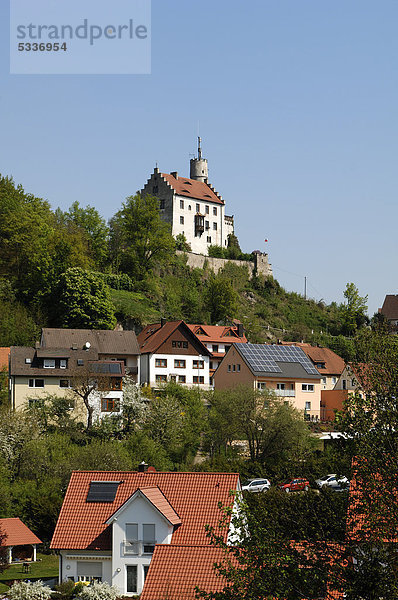 Burg Gößweinstein  1076  um 1890 im neugotischen Stil umgestaltet  unten Häuser von Gößweinstein  Oberfranken  Bayern  Deutschland  Europa