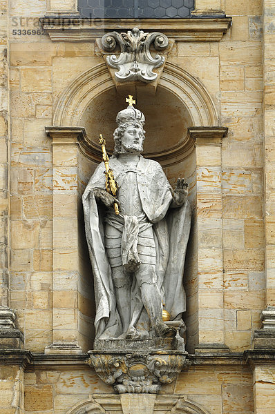 Statue von Kaiser Heinrich des II.  973 - 1024  an der Hauptfassade der Basilika Gößweinstein  Barockbau 1739 geweiht Architekt Baltasar Neumann  Balthasar-Neumann-Straße 7  Gößweinstein  Oberfranken  Bayern  Deutschland  Europa